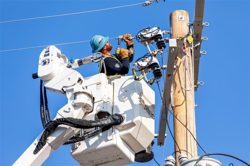 Lineman splicing a line | Northwest Lineman College
